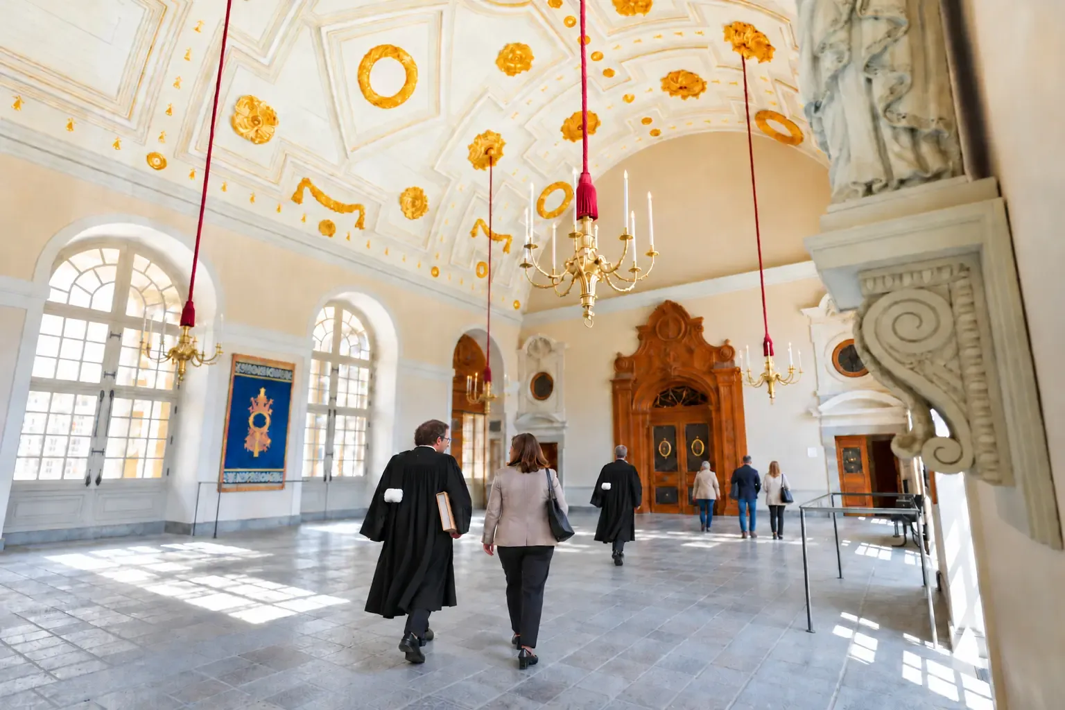 Avocats en robe traversant la salle des pas perdus du Parlement de Bretagne