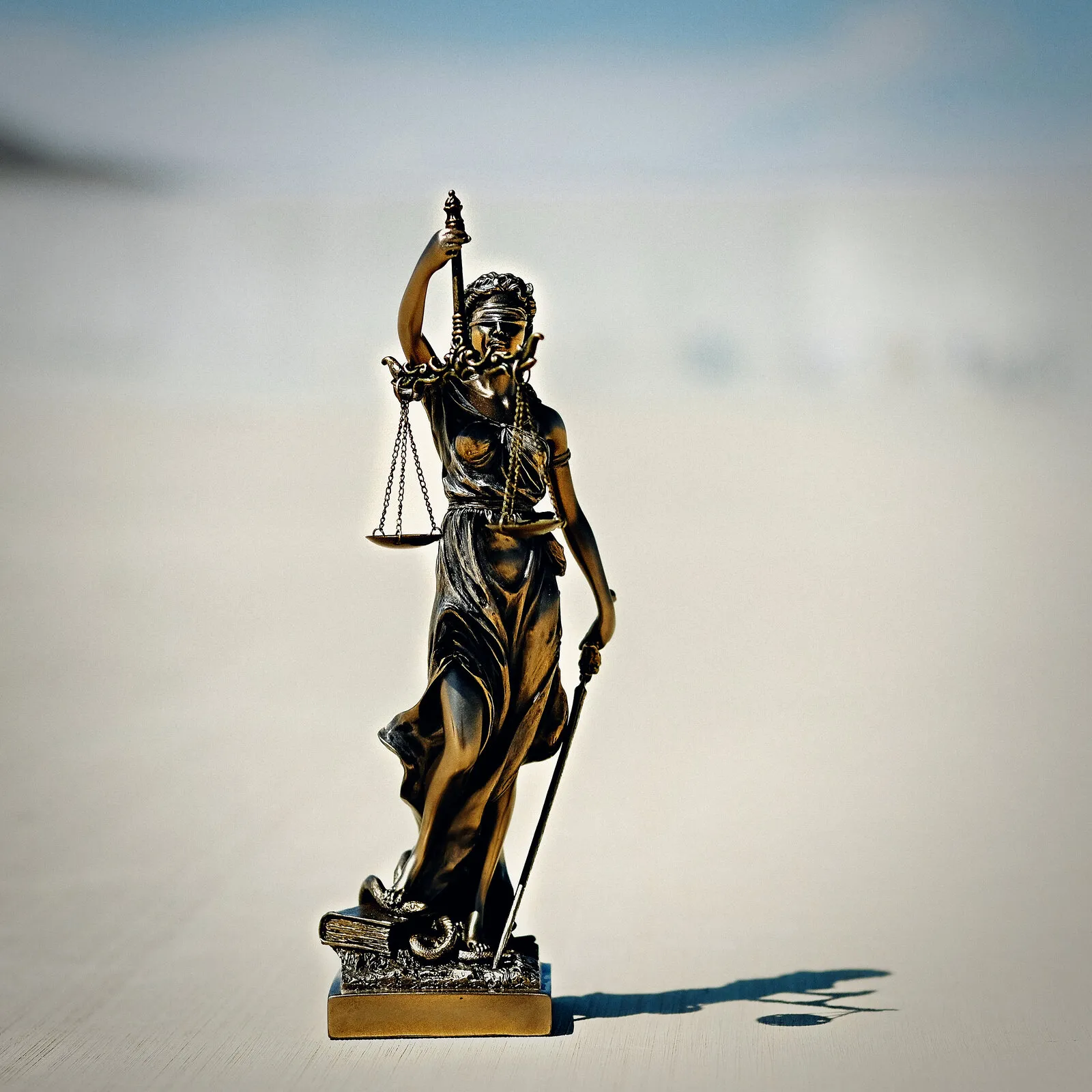 Thémis, allégorie de la justice, balance et glaive